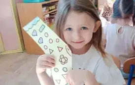 Zuzia prezentuje swoją kolorową skarpetkę