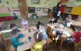 Maluszki z grupy 1 kolorują skarpety