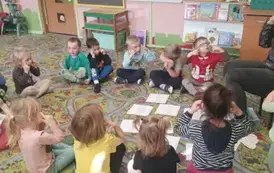 Dzieci z gr 1 pokazują jak wyglądają skośne oczy
