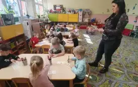 Dzieci z gr 1 kolorują skarety