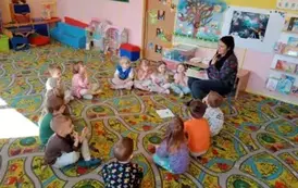 Dzieci pokazują bruzdę na brodzie
