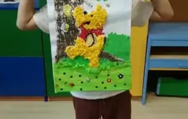 Filip pozuje z pracą plastyczną