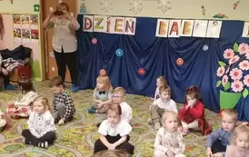 dzieci czekają na dziadk&oacute;w