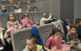 Dzieci siedzą na fotelach w Starym Młynie