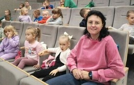 Dzieci i pani z grupy III pozują do zdjęcia
