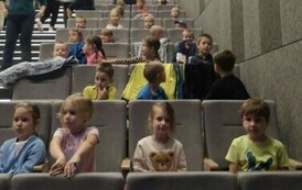 Dzieci czekaja na przedstawienie