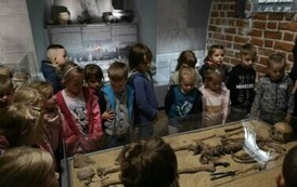 Dzieci oglądają prawdziwy szkielet człowieka