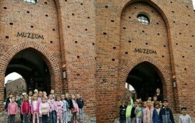 zdjęcia przedstawiają grupęV i IV pozującą do zdjęcia