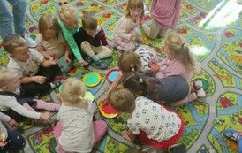 dzieci wybierają kolor kropki