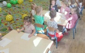 dzieci przy stolikach układają kropki