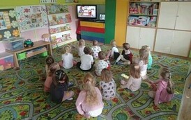 dzieci oglądają bajkę o kropce