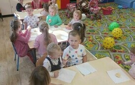 dzieci naklejają kropki na karkę