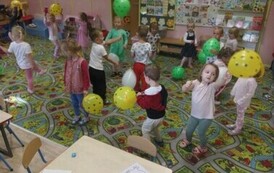 Dzieci bawią się balonami