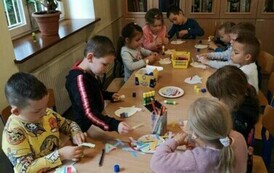 Dzieci wyklejają jeże z papieru