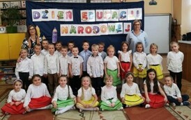 Panie i dzieci z grupy VI pozują do zdjęcia
