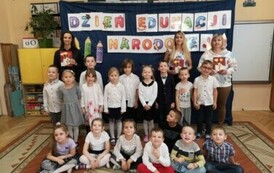 Panie i dzieci z grupy V pozują do zdjęcia