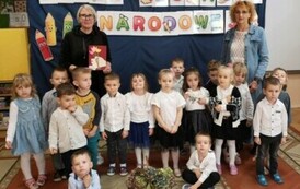Panie i dzieci z grupy III pozują do zdjęcia