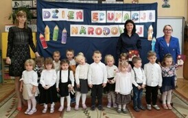 Panie i dzieci z grupy II pozują do zdjęcia