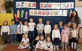 Pani i dzieci z grupy IV pozują do zdjęcia