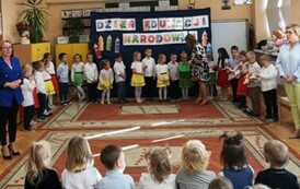 PAni Dyrektor przemawia do dzieci i pracownik&oacute;w