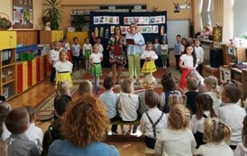 Nauczycielki grupy VI m&oacute;wią do dzieci