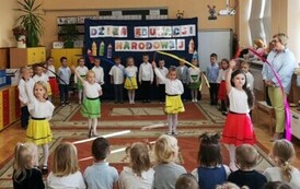Dziewczynki wykonują taniec z szarfami