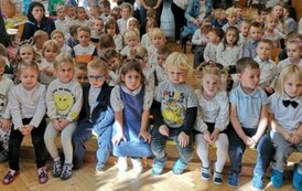Dzieci czekają na występ grupy VI