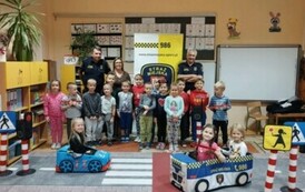 Dzieci z grupy VI pozują do zdjecia
