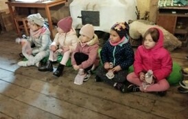 Dzieci słuchają prowadzącego zajęcia