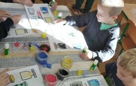 Dzieci wykonują pracę plastyczną
