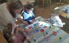 Dzieci pracują przy stolikach