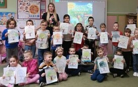 Dzieci i pani nauczyielka pozują do zdjęcia