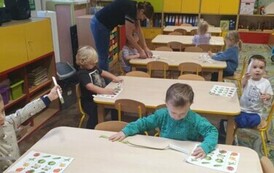 każde dziecko buduje warzywne domino