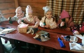 Dzieci siedzą przy stołach