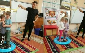 Dzieci w bańce na pokazie iluzjonisty