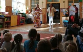 Tancerze wykonują układ dla dzieci