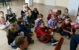 Dzieci słuchają pani Anety