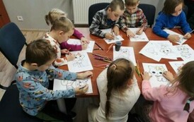 Dzieci kolorują sylwety kot&oacute;w