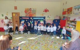 Dzieci z grupy I recytują wiersz - Mam trzy latka, trzy i p&oacute;ł