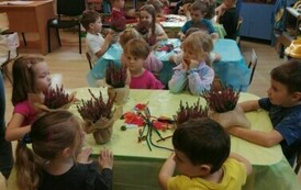 Dzieci z gr IV pracują przy stolikach