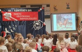 dzieci poznają postać J&oacute;zefa Piułsudskiego