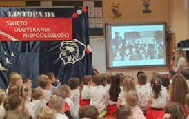 dzieci oglądają prezentację o Święcie Niepodległości