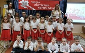 Dzieci z grupy V pozują do zdjęcia