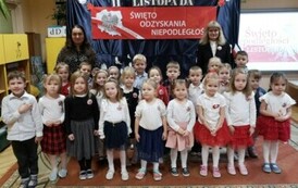 Dzieci z grupy IV pozują do zdjecia