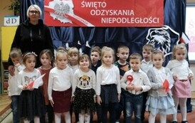 Dzieci z grupy III pozują do zdjecia