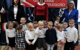 Dzieci z grupy II pozują do zdjęcia