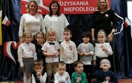 Dzieci z grupy I pozują do zdjęcia