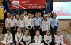 Dzieci z grupy VI pozują do zdjęcia