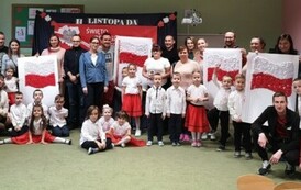 Rodzice i dzieci pozujądo zdjęcia