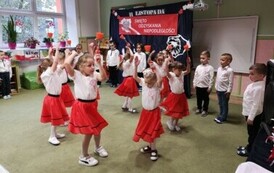 Dziewczynki wykonują ukłąd taneczny